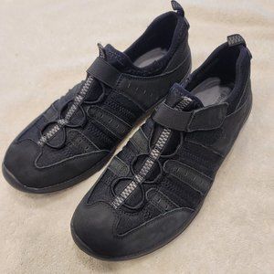 New Bear Traps sneakers. black very comfortable